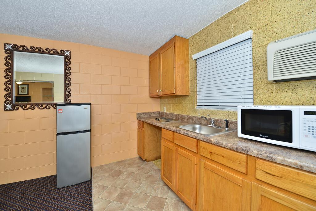 Savannah Inn And Suites Savannah Port Area 客房 照片